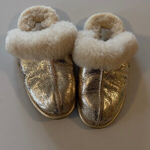 UGG Metallic Gold Shearling Slippers | Luxe Cozy | Après Ski | Size 5-5.5